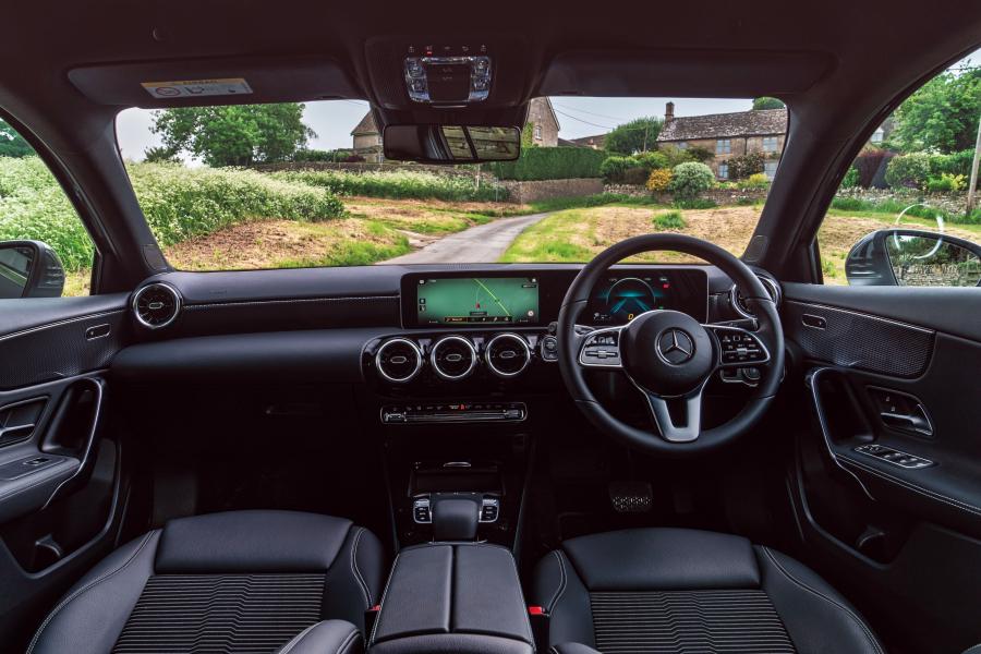 Торпедо Mercedes-Benz A200 Sport (W177) 2018 года  (UK) (фото 3 из 40)